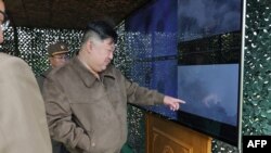 Nhà lãnh đạo Triều Tiên Kim Jong Un giám sát các cuộc diễn tập của hệ thống quản lý và kiểm soát vũ khí hạt nhân mà họ gọi là “bộ kích hoạt hạt nhân”. (Ảnh chụp ngày 22/4/2024)