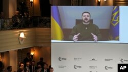 Видеообращение президента Украины Владимира Зеленского к участникам Мюнхенской конференции по безопасности, 17 февраля, 2023 г. 