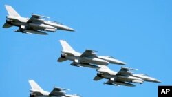 Истребители F-16 американского производства (архивное фото)