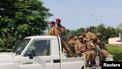 Местные военные охраняют аэропрот в Уагадугу, Буркина-Фасо (архивное фото)