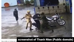 Hai viên cảnh sát đánh đập học sinh bị camera ghi lại ở Vĩnh Châu, Sóc Trăng, 25/9/2022.