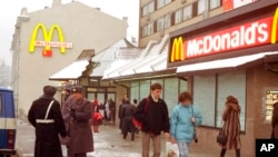 Первая закусочная McDonalds в Москве. 30 января 1990 г.