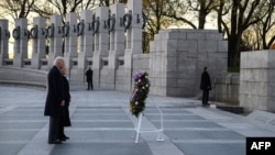 Джо Байден и первая леди возлагают венок к Мемориалу Второй мировой войны в честь Национального дня памяти Перл-Харбора в Вашингтоне, 7 декабря 2021 г. 