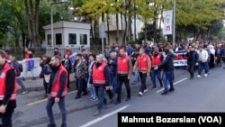 Diyarbakır’da düzenlenen yürüyüşe katılanlar 2 kilometre boyunca alkış ve sloganlarla kayyumları protesto etti.