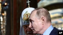 Владимир Путин в сопровождении патриарха Кирилла посещает Троицкий собор Троице-Сергиевой лавры в Сергиевом Посаде, 26 июня 2024 года. 