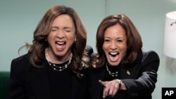 2 Kasım 2024 - Demokrat Parti başkan adayı Kamala Harris, ünlü komedyen Maya Rudolph ile birlikte Saturday Night Live programına katıldı.