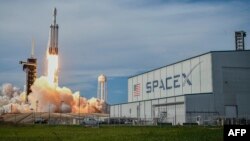 Тяжелая ракета SpaceX Falcon Heavy стартует со стартового комплекса 39A в Космическом центре Кеннеди НАСА, Флорида, 25 июня 2024 года.