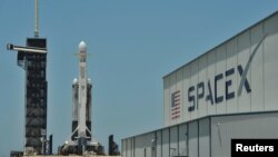 Ракета Falcon Heavy в момент подготовки к запуску 