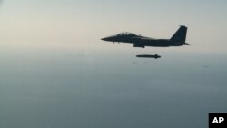 F-15K южнокорейских ВВС выпускает ракету Taurus во время учений у западного побережья страны, Южная Корея, 13 сентября 2017 г.