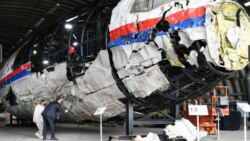 Адвокаты присутствуют на осмотре судьями реконструкции обломков MH17 в рамках судебного процесса в Нидерландах, 26 мая 2021 г.