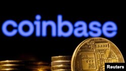 Изображение криптовалюты перед логотипом Coinbase 4 марта 2022 года (Фото Reuters)