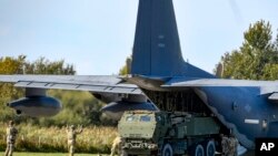 Погрузка мобильного ракетно-артиллерийского комплекса HIMARS в военно-транспортный самолет.