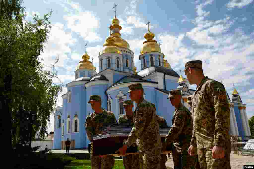 Члены почетного караула несут гроб с телом Кристофера Кэмпбелла