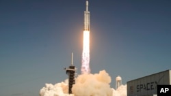 Ракета SpaceX Falcon Heavy с космическим аппаратом НАСА, направляющимся к Юпитеру, поднимается с площадки 39A в Космическом центре имени Кеннеди в понедельник, 14 октября 2024 года, на мысе Канаверал, штат Флорида (AP Photo/John Raoux)