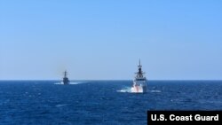 Эскадренный миноносец ВМС США "Roosevelt" и корабль Береговой охраны США «Hamilton» на учениях в Средиземном море. Архивное фото
editerranean Sea - USS Roosevelt (DDG 80) and USCGC Hamilton (WMSL 753)