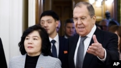 Ngoại trưởng Nga Sergey Lavrov, phải, gặp Ngoại trưởng Triều Tiên Choe Son Hui tại Moscow, ngày 16/1/2024.