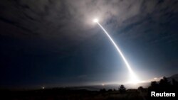 Запуск баллистической ракеты Minuteman III во время боевого испытания на военно-воздушной базе Ванденберг, Калифорния, США, 2 августа 2017 года