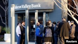 Клиенты банка Silicon Valley Bank стоят перед его штаб-квартирой в Санта-Кларе в Калифорнии, 13 марта 2023. Reuters